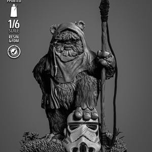 以下が含まれることがあります： 槍を持ったイウォーク戦士のグレーレジン像。ストームトルーパーのヘルメットを土台に立っています。像は1/6スケールで、「TESTED PRESUPPORTED」と「RESIN & FDM」の文字があります。SW3D Patreonのロゴが見えます。