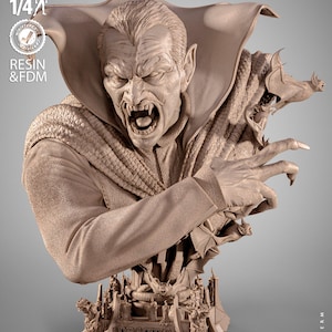 Puede incluir: Busto detallado de Drácula, esculpido en un tono neutro. La figura tiene la boca abierta con colmillos visibles y lleva una capa de cuello alto. La base presenta el nombre "DRACULA" y elementos arquitectónicos góticos.