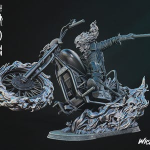 Puede incluir: Estatua de resina detallada de un personaje montado en una motocicleta envuelta en llamas. La figura tiene una cabeza de calavera en llamas y sostiene un arma. La motocicleta es negra y gris, con detalles intrincados. La base de la estatua tiene la palabra "Wicked".