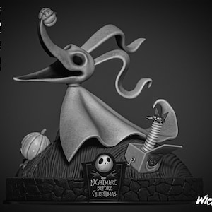 Pode incluir: Uma estátua de resina em tons de cinza de Zero de The Nightmare Before Christmas. Zero é retratado com um nariz de abóbora e orelhas longas e esvoaçantes. Uma caixa surpresa com um gato está ao lado de Zero. A base apresenta o logotipo do filme.