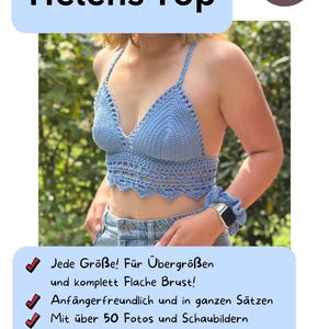 Könnte beinhalten: Hellblaues Häkeltop mit dem Text "Helens Top". Das Top hat einen Neckholder-Ausschnitt und einen gewellten Rand. Das Bild enthält auch ein blaues Scrunchie und eine Smartwatch.