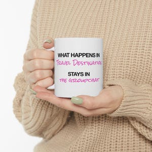 Caneca de viagem personalizável com a frase "O que acontece no [destino] fica no [chat em grupo]" perfeita para despedidas de solteira, viagens e aniversários