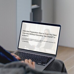 Puede incluir: Un portátil plateado que muestra el texto "Interview Preparation: How to Crush Your Next Interview (Without Sounding Like ChatGPT in a Blazer)". El portátil está abierto y se ve el teclado.