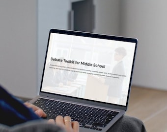 Peut inclure: Un ordinateur portable affiche le texte "Debate Toolkit for Middle School". L'écran présente un guide pour aider les élèves à développer leurs compétences en débat et à construire des arguments logiques. L'ordinateur portable est sur les genoux d'une personne.