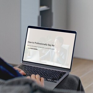 Puede incluir: Un portátil muestra el texto "How to Professionally Say No". La pantalla también muestra "Protect Your Time, Maintain Your Relationships, and Set Clear Boundaries." Las manos de una persona son visibles en el teclado. El portátil está abierto y en uso.