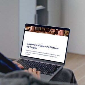 Könnte beinhalten: Ein Laptop mit dem Text "Graphing and Data: Line Plots and Bar Graphs" auf dem Bildschirm. Der Bildschirm zeigt Bildungsinhalte über Datenanalyse. Die Person benutzt den Laptop auf einem Sofa.