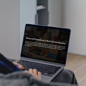 Puede incluir: Un ordenador portátil muestra el texto "Ratios and Proportions in Real Life Introduction". La pantalla muestra un gráfico colorido con texto. El portátil es plateado y tiene un teclado negro.