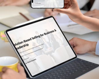 Pode incluir: Um tablet e um smartphone exibindo conteúdo de negócios e liderança. O tablet mostra "Solution-Based Selling for Business & Leadership" e o telefone exibe "Risk Assessment for Business & Leadership". Uma pessoa segura o telefone e outra uma caneca amarela.