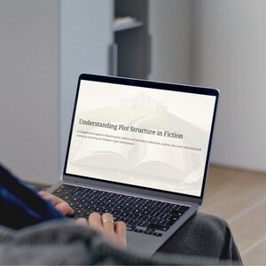 Puede incluir: Un ordenador portátil muestra el texto "Understanding Plot Structure in Fiction". La pantalla presenta una guía para estudiantes y educadores para comprender y crear historias bien estructuradas. El portátil está en el regazo de una persona.