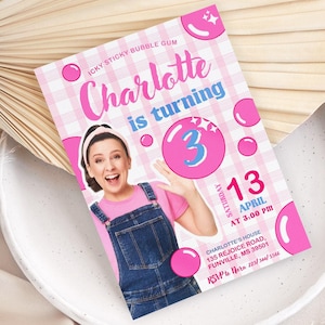 Pode incluir: Convite de aniversário rosa e branco com uma menina usando macacão e uma bolha rosa com o número 3 dentro. O texto diz "Icky Sticky Bubble Gum Charlotte está fazendo 3 anos Sábado 13 de Abril às 15:00 Casa da Charlotte 135 Rejoice Road, Funville, MS 39501 RSVP para Nora 223/384/5566"