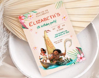 Puede incluir: Una invitación de cumpleaños rosa y verde con una imagen de dibujos animados de Moana y Maui en un barco. La invitación dice "¡Únete a nosotros para celebrar el 5º cumpleaños de Elizabeth!" con la fecha, la hora y la ubicación.