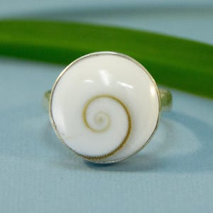 Anillo redondo con forma de ojo de Shiva engastado en plata de ley