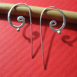 Kleine Göttin Swirl Ohrringe - Sterling Silber Creolen, minimalistische Boho Ohrringe, Silber Ohrringe, spirituelle Ohrringe