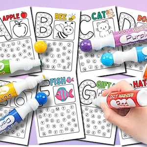 Pode incluir: Conjunto de atividades educativas com páginas de marcadores de pontos do alfabeto e imagens correspondentes. Inclui marcadores de pontos em várias cores como amarelo, roxo e azul. As páginas apresentam imagens de maçã, abelha, gato, cão, peixe e chapéu.