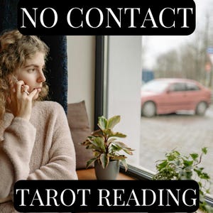 Op de afbeelding: Afbeelding met de tekst "NO CONTACT" en "TAROT READING" in witte letters op zwarte rechthoeken. Een persoon is aan de telefoon bij een raam, met een plant en een auto buiten zichtbaar.
