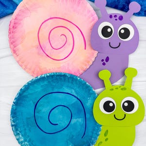 Może przedstawiać: Biały ceramiczny kubek z czarnym uchwytem i napisem "But First, Coffee" czarną, pogrubioną czcionką. Kubek stoi na białej powierzchni.