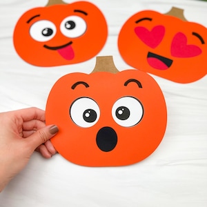 Puede incluir: Tres recortes de calabaza de papel naranja con diferentes expresiones faciales. Una calabaza tiene una cara de sorpresa con ojos grandes y boca abierta, otra tiene una cara graciosa con la lengua fuera y la tercera tiene ojos en forma de corazón.