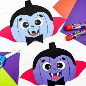 Puede incluir: Dos calabazas de papel decoradas como vampiros, una azul claro y otra morada. Cada una tiene un peinado negro, una pajarita negra y una capa roja. Los rostros presentan ojos blancos grandes, cejas negras y bocas con dos colmillos blancos.