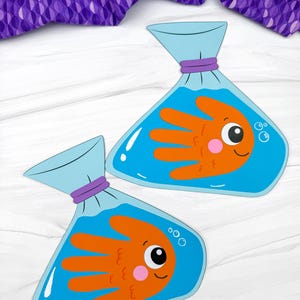 Könnte beinhalten: Zwei orangefarbene, handförmige Fische in blauen Wassertüten mit Cartoon-Augen und rosa Wangen. Die Tüten haben hellblaue Oberteile, lila Bindungen und Blasen. Der Hintergrund ist weiß mit einem lila gemusterten Stoff.