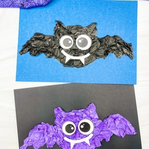 Puede incluir: Dos manualidades de murciélagos hechas a mano con papel de seda negro y morado, con ojos y colmillos blancos, se muestran sobre fondos azul y negro. Un tejido morado con telarañas está en el fondo.