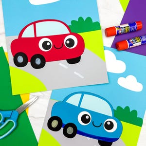 Op de afbeelding: Twee handgemaakte autoknutselwerken. Eén is rood, de andere blauw, elk met grote, vriendelijke ogen en zwarte wielen. Ze staan tegen een blauwe lucht met witte wolken en een groen grasveld. Knutselbenodigdheden zoals lijmstiften zijn ook zichtbaar.