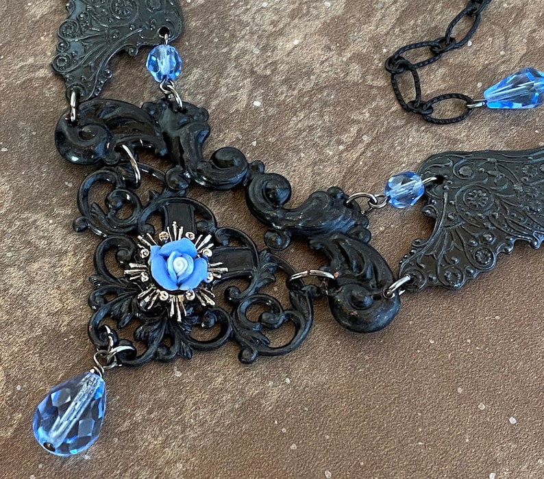 Czech Style V Collar in Black and Sapphire