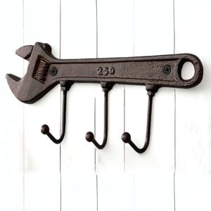 Retro Key Rack Holder Hooks Cast Iron Wrench Spanner Decorative Wall Mount Man Cave Garage Tool Holder Coat Hat Hooks Rack Hanger Wall Decor