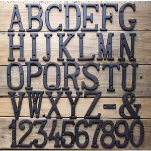 Números de casa rústicos de hierro fundido de 3 pulgadas, letras del alfabeto de metal de hierro fundido decorativas vintage, letrero de pared para colgar, letrero de dirección y nombre.
