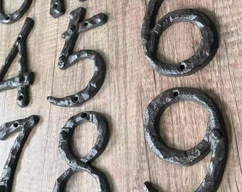 Rustikale Hausnummern aus Gusseisen, handgefertigte Adressnummern aus Metall mit gehämmerter Oberfläche, schwarze Ziffern für den Außenbereich, wetterfest