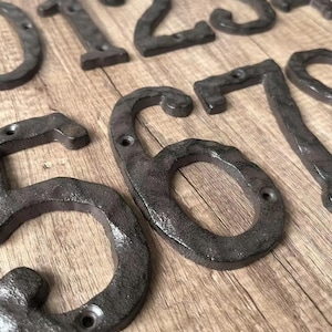 Placa de parede com letras do alfabeto de ferro fundido decorativo vintage de 5,5" com números de casa em ferro fundido e endereço para pendurar