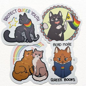 Może przedstawiać: Cztery wycinane naklejki winylowe z ilustracjami kotów. Jedna przedstawia czarnego kota w tęczowej bandanie z napisem PROTECT QUEER YOUTH. Inna pokazuje czarnego kota trzymającego flagę dumy. Dwie kolejne przedstawiają koty z tęczą i czytające książki.