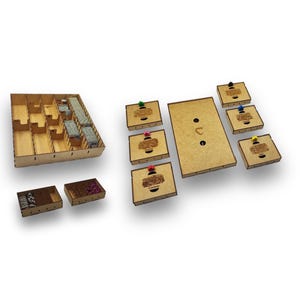 Puede incluir: Un organizador de juegos de mesa de madera con múltiples compartimentos y cajas pequeñas. El organizador incluye una bandeja grande con divisores, varias cajas pequeñas y una tabla central con clavijas de colores.