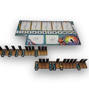 Può includere: Un gioco da tavolo dal design colorato, con una pista numerata, illustrazioni e un indicatore. Ci sono diversi pezzi di gioco in legno con etichette e numeri neri. Il tabellone ha uno sfondo bianco.