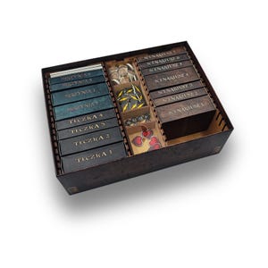 Könnte beinhalten: Ein hölzerner Spiel-Organizer mit mehreren Fächern. Der Organizer enthält beschriftete Boxen und Trennwände für Spielkomponenten. Die Boxen sind mit Text in polnischer Sprache beschriftet. Der Organizer ist für verschiedene Spielsteine und Karten konzipiert.