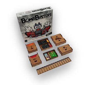 以下が含まれることがあります： 漫画のキャラクターが描かれた「BombBusters」というタイトルのボードゲームの箱。ゲームセットには、木製の箱とコンポーネントが含まれており、「00:02」と表示されたタイマーが付いています。ゲームのテーマは爆弾処理のシナリオのようです。