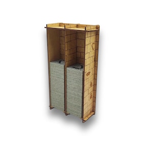 Può includere: Unità di stoccaggio in legno a due scomparti, con un motivo a mattoni all'esterno. All'interno ci sono due pile di oggetti rettangolari grigi. L'unità è progettata con un ripiano superiore e una base.