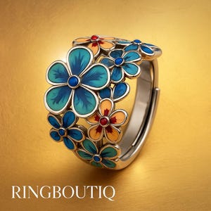 Puede incluir: Un anillo de plata con un grupo de flores de esmalte de colores. Las flores son azules, amarillas, rojas y verdes. El anillo es ajustable.