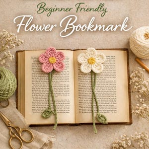 Peut inclure: Deux marque-pages en forme de fleurs au crochet, un rose et un blanc, reposent sur les pages d'un livre ouvert. Les marque-pages ont des centres jaunes et des tiges vertes avec des feuilles. Le texte "Beginner Friendly Flower Bookmark" est en haut.