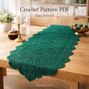 Peut inclure: Chemin de table en crochet vert émeraude avec des motifs détaillés et des bords festonnés. Le texte "Crochet Pattern PDF" et "Easy Tutorial" est visible. Le mot "HERBAAAL" est également présent.