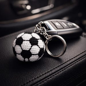 Könnte beinhalten: Rustikales Holzschild mit dem Text "Welcome to our home" in weißer Schrift. Das Schild hat eine Used-Optik und ein schlichtes, einladendes Design, ideal für die Dekoration der Haustür.