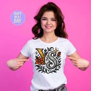 Camiseta com letras florais, camiseta com iniciais vintage, camiseta com design YS, camiseta com presente estético, camiseta personalizada, tendências para 2025