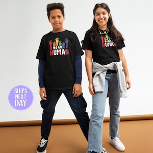 Wir sind alle Menschen T-Shirt, Kanada Einheit T-Shirt, Ahornblatt Design, Inklusives Gleichheitsshirt, Geschenk für Menschenrechte, Unisex Fit