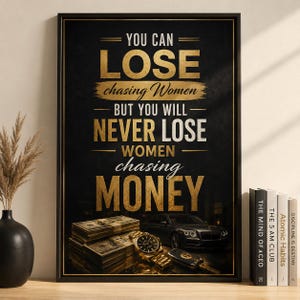 Peut inclure: Une affiche encadrée sur fond noir avec du texte doré et blanc indiquant : YOU CAN LOSE chasing Women BUT YOU WILL NEVER LOSE WOMEN chasing MONEY. Sous le texte se trouve une image de liasses de billets, une montre et une voiture de luxe.