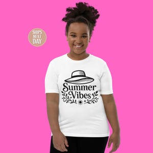 Summer Vibes T-shirt, schattig zomer-T-shirt met hoedprint, leuk vakantie-shirt voor dames, relaxte strandstijl, T-shirt top 2025