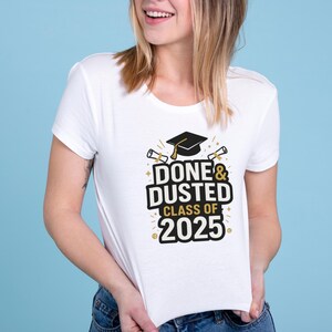 Koszulka Done & Dusted Class of 2025, Koszulka Final Touch na Ukończenie Szkoły, Stylowa koszulka na Ukończenie Szkoły, Niepowtarzalny prezent na Ukończenie Szkoły, Koszulka 2025