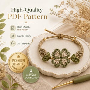 Peut inclure: Un bracelet en macramé fait à la main avec un motif de trèfle à quatre feuilles. Le bracelet est fait de cordon beige et vert avec des perles dorées. Le texte "High-Quality PDF Pattern" est également présent.