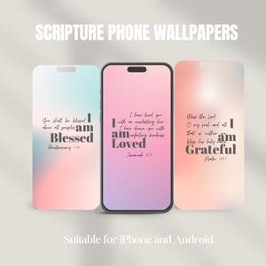 Op de afbeelding: Drie smartphoneschermen met wallpapers met een schriftuurthema. Elke telefoon toont een ander ontwerp met inspirerende citaten en de woorden "Blessed", "Loved" en "Grateful". De tekst "Scripture Phone Wallpapers" staat bovenaan.