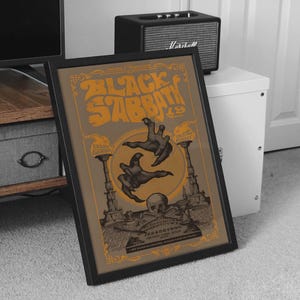 Può includere: Poster incorniciato con la scritta "Black Sabbath 19" in arancione, con illustrazioni di mani, un teschio ed elementi gotici su sfondo beige. Il poster è in una cornice nera.