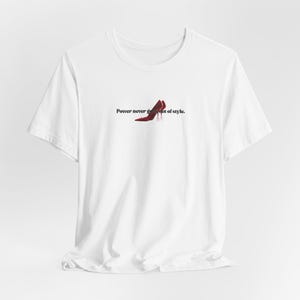 Makt går aldrig ur modet T-shirt - Devil Wears Prada 2 inspirerad modefilmfan grafisk t-shirt