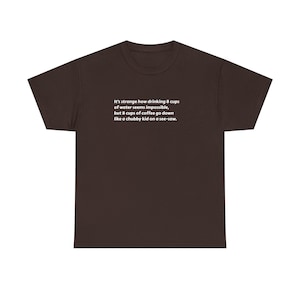 Rolig t-shirt med koffeinmotiv - Koffeinmolekyltryck på baksidan | Kaffeälskare-gåva